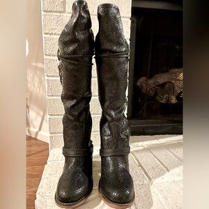 NEW Never Worn Freebird COAL Black Snake size 8